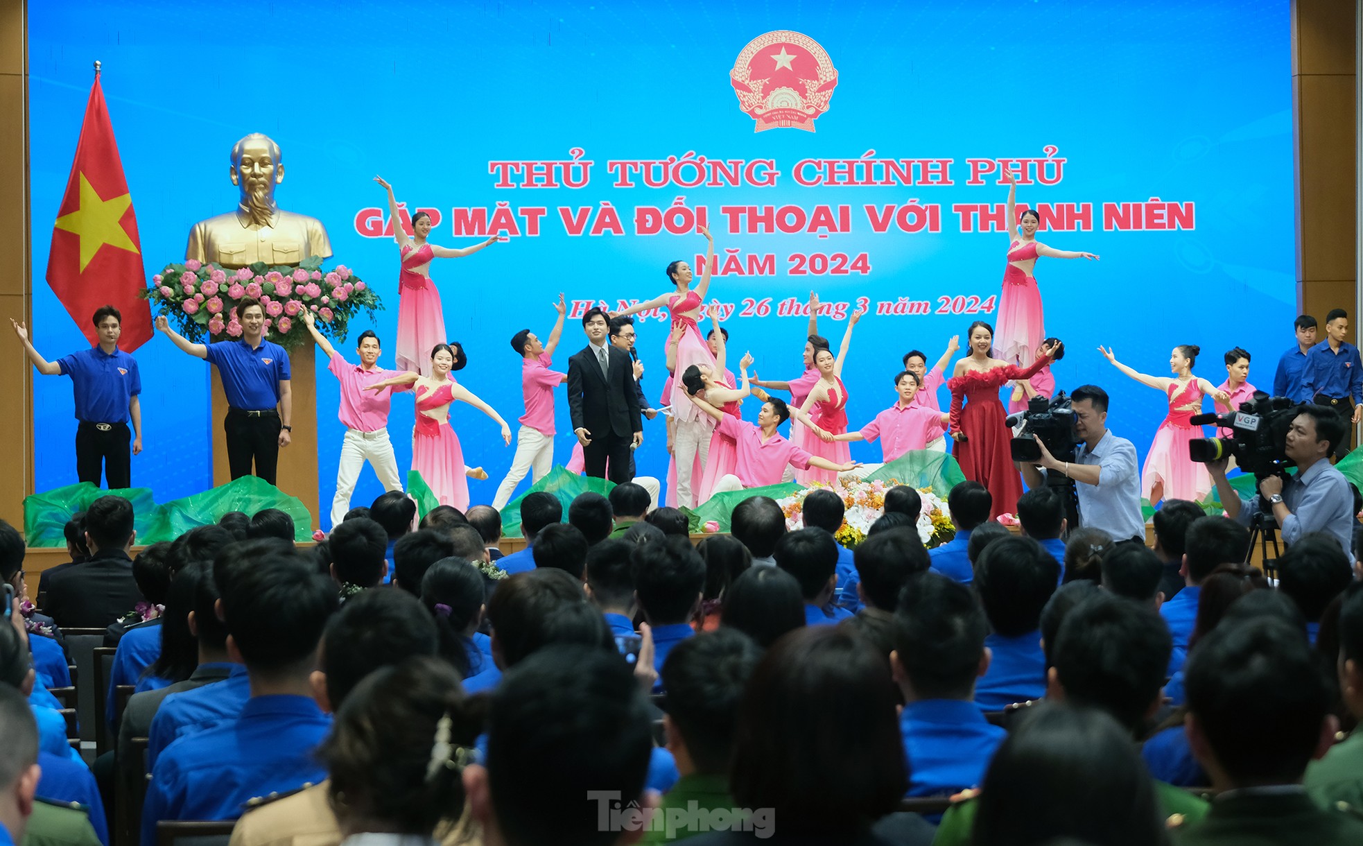 Thủ tướng Phạm Minh Chính gặp mặt và đối thoại với thanh niên về chuyển đổi số- Ảnh 2.