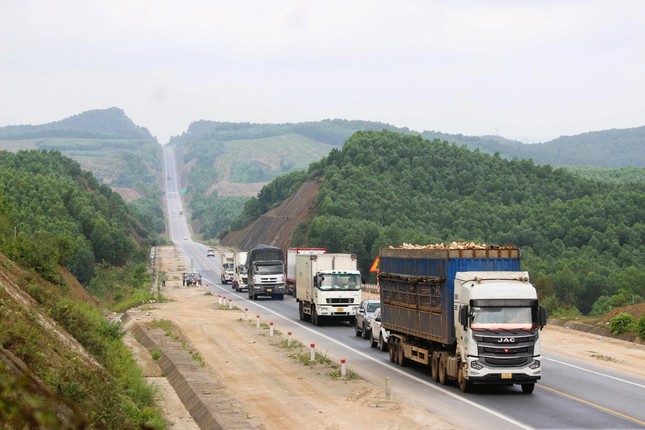 Đề xuất cấm một số loại xe đi cao tốc Cam Lộ - La Sơn- Ảnh 1.