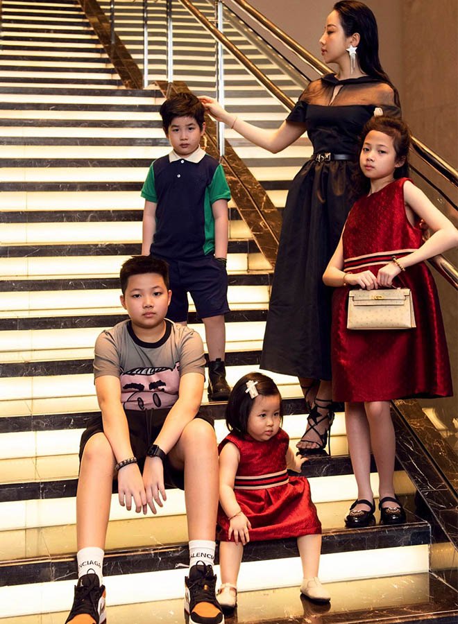 Nữ đại gia Hà Nội là mẹ 7 con, U40 trẻ như mới đôi mươi: Sở hữu cả một BST chục tỷ đồng Nữ đại gia Hà Nội là mẹ 7 con, U40 trẻ như mới đôi mươi: Sở hữu cả một BST chục tỷ đồng