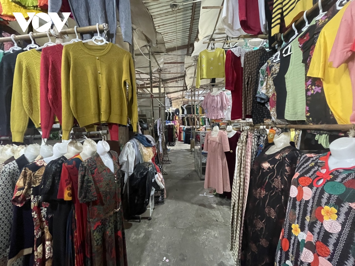 Chợ truyền thống ở Hà Nội đìu hiu, tiểu thương cả ngày bán được vài bộ quần áo- Ảnh 1.
