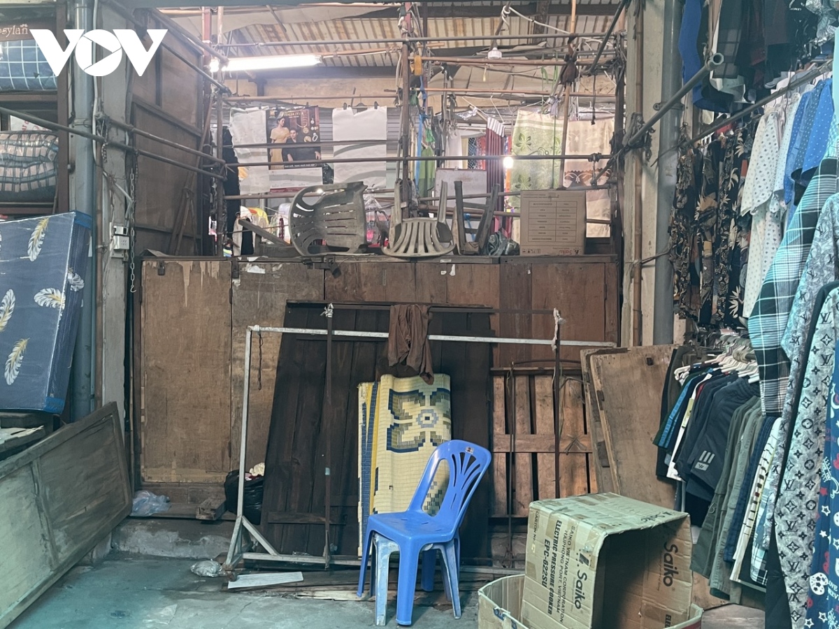 Chợ truyền thống ở Hà Nội đìu hiu, tiểu thương cả ngày bán được vài bộ quần áo- Ảnh 2.