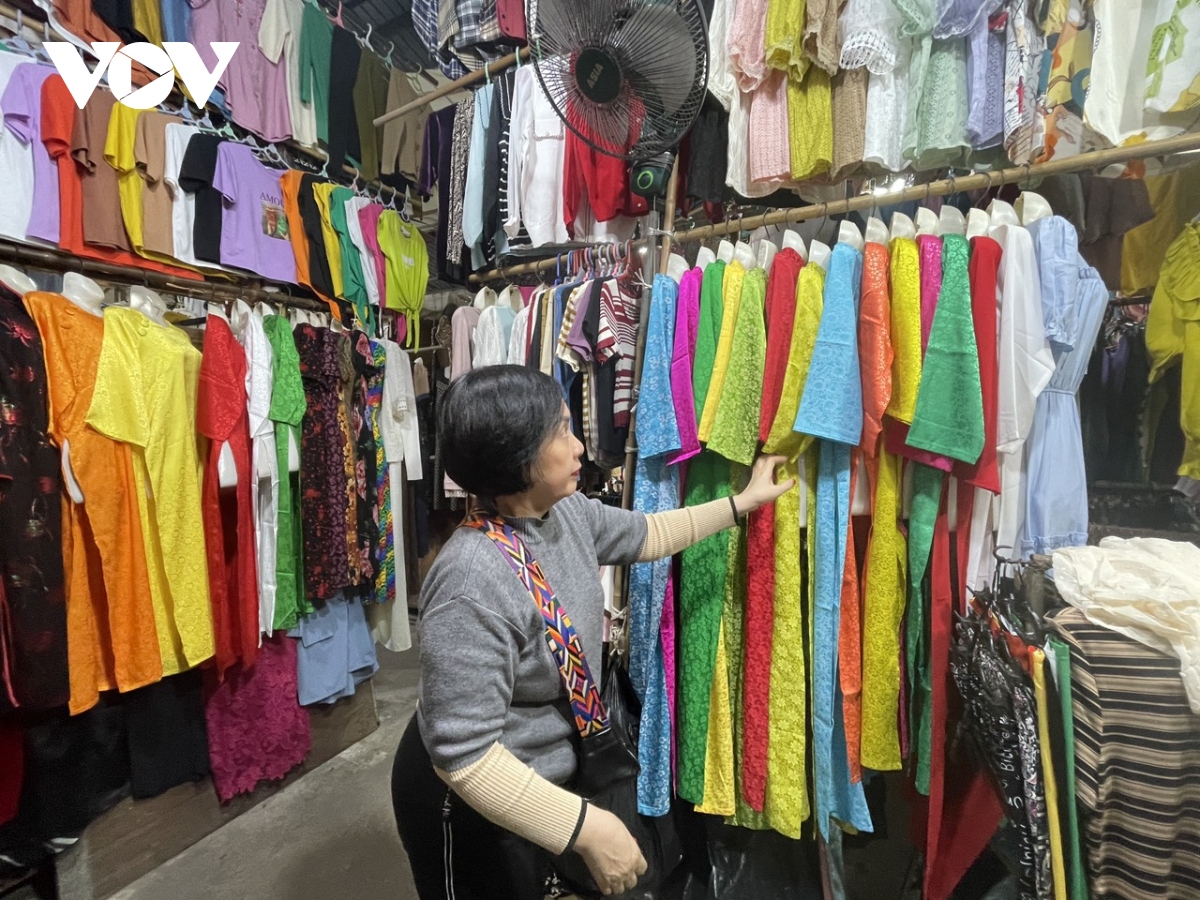 Chợ truyền thống ở Hà Nội đìu hiu, tiểu thương cả ngày bán được vài bộ quần áo- Ảnh 3.