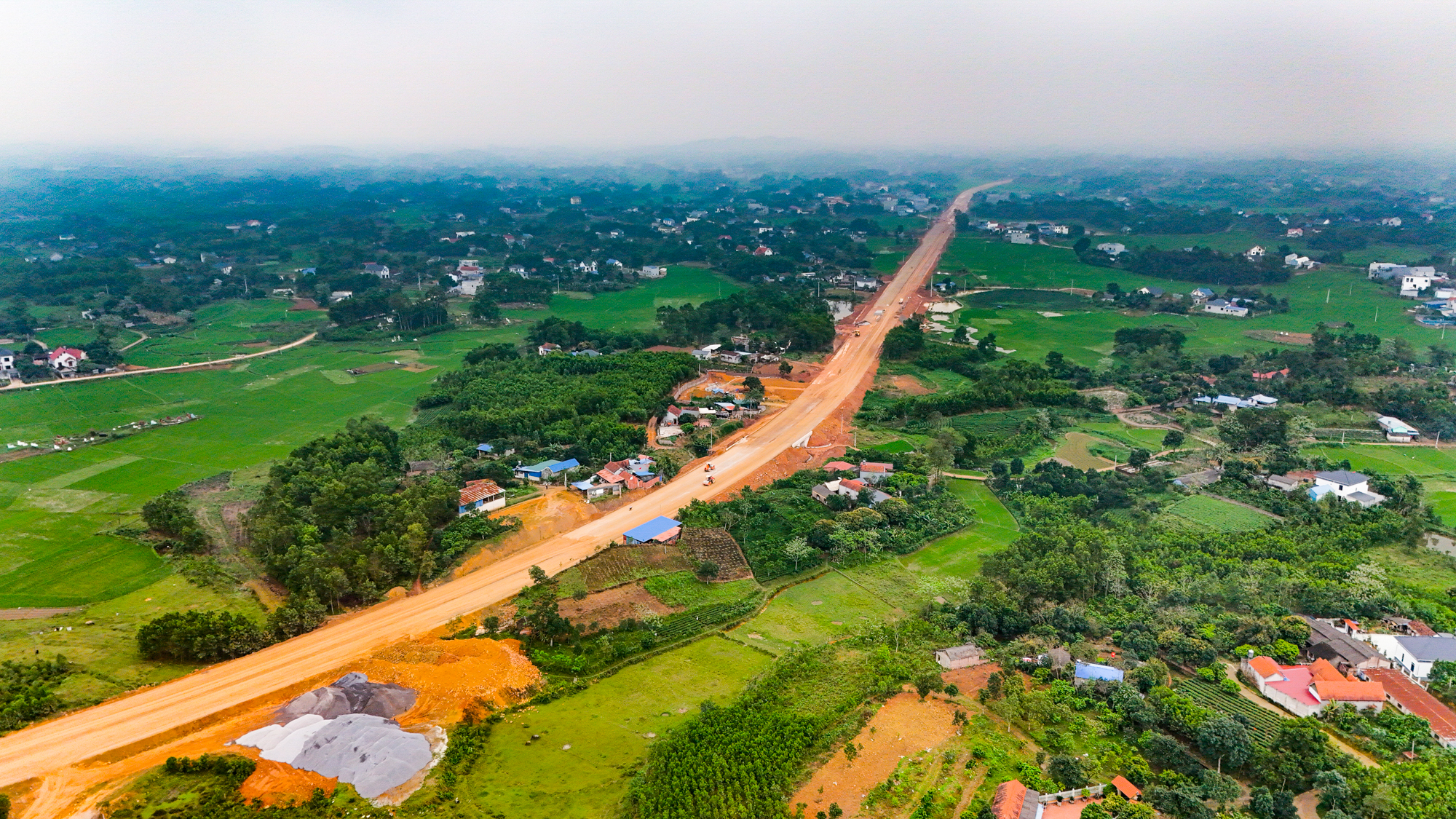 Panorama of the area where a road worth nearly 4.000 billion was built, connecting 3 industrial centers of the North - Photo 10.