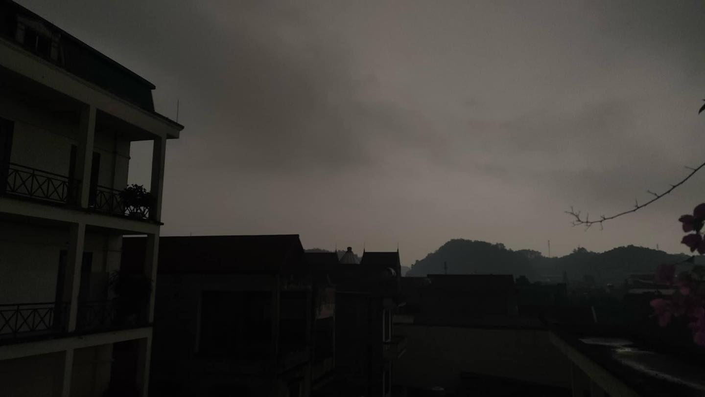 Không khí lạnh tràn về, mưa đá bất ngờ trút xuống Yên Bái trong sáng nay- Ảnh 1.