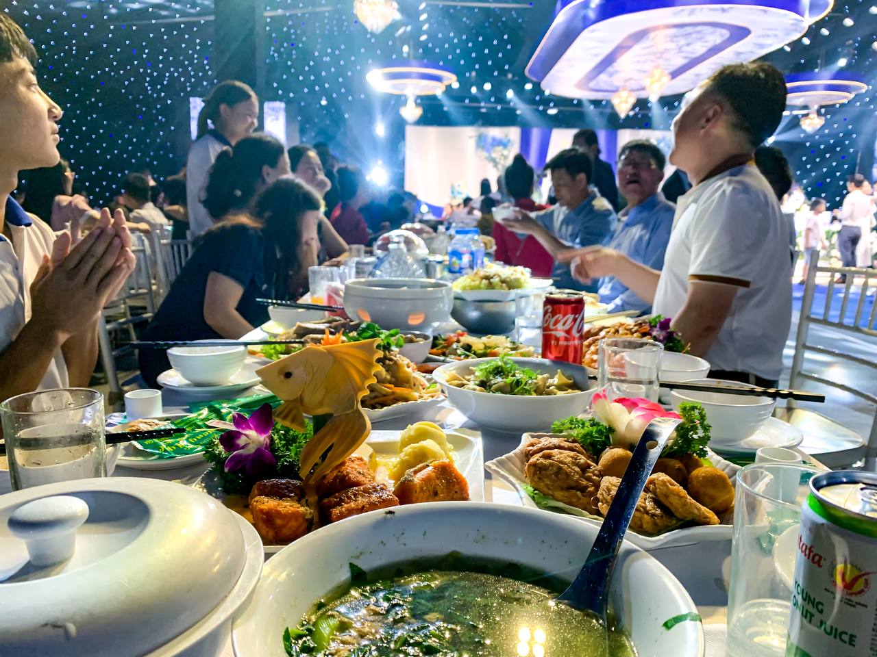 Cận cảnh tiệc cưới Quang Hải: Thực khách ấn tượng với món quả cầu vàng chiên thơm- Ảnh 3.