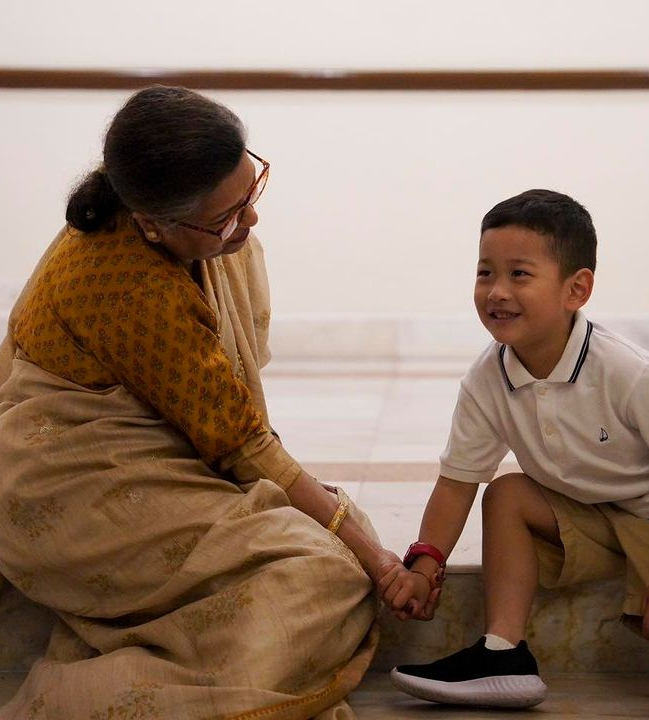 Hoàng hậu Bhutan đăng loạt ảnh mới, khiến dân mạng xốn xang với khoảnh khắc đời thường của Quốc vương bên 3 con- Ảnh 7.