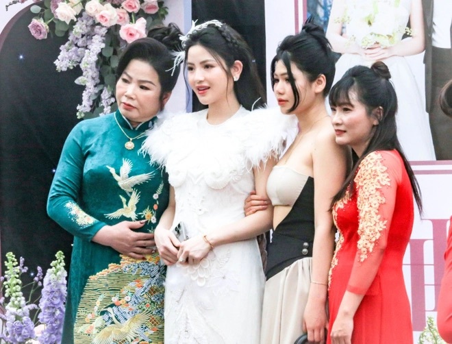 Cận cảnh váy cưới 150 triệu của Chu Thanh Huyền, phiên bản chính thức có gì khác với thiết kế gốc?- Ảnh 11.