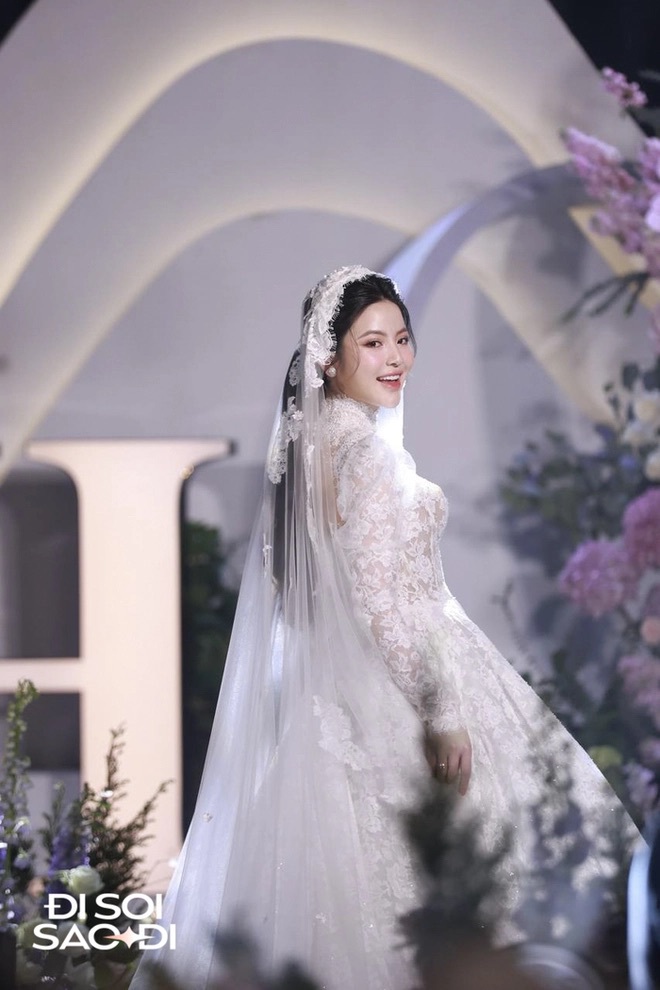 Cận cảnh váy cưới 150 triệu của Chu Thanh Huyền, phiên bản chính thức có gì khác với thiết kế gốc?- Ảnh 2.