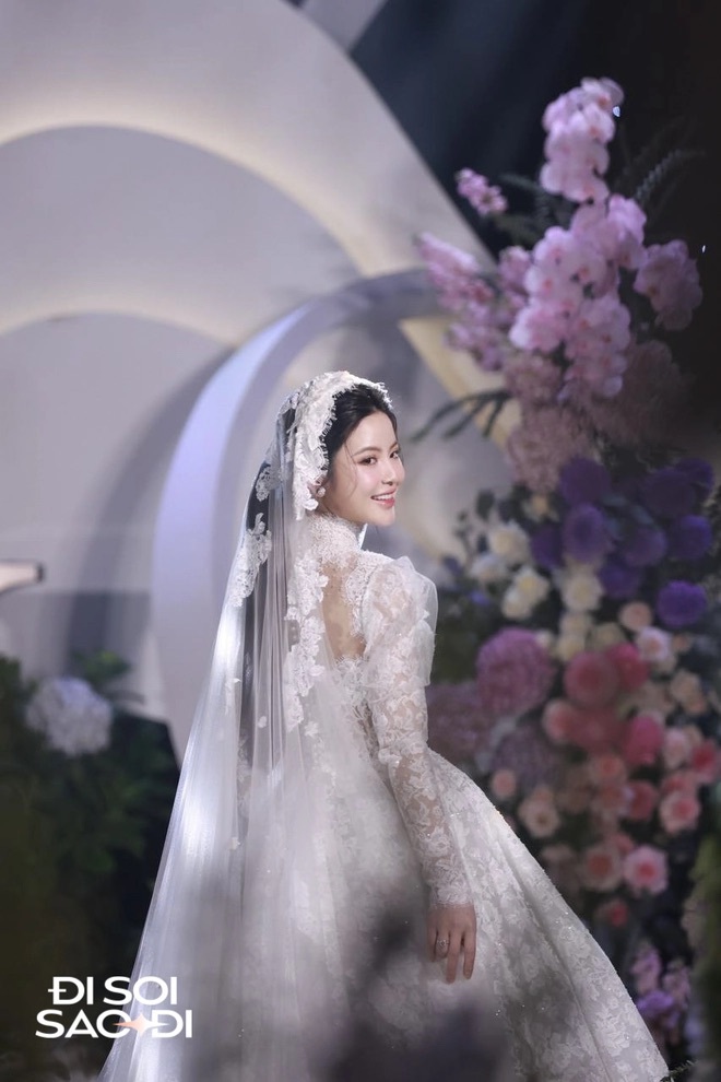 Cận cảnh váy cưới 150 triệu của Chu Thanh Huyền, phiên bản chính thức có gì khác với thiết kế gốc?- Ảnh 1.
