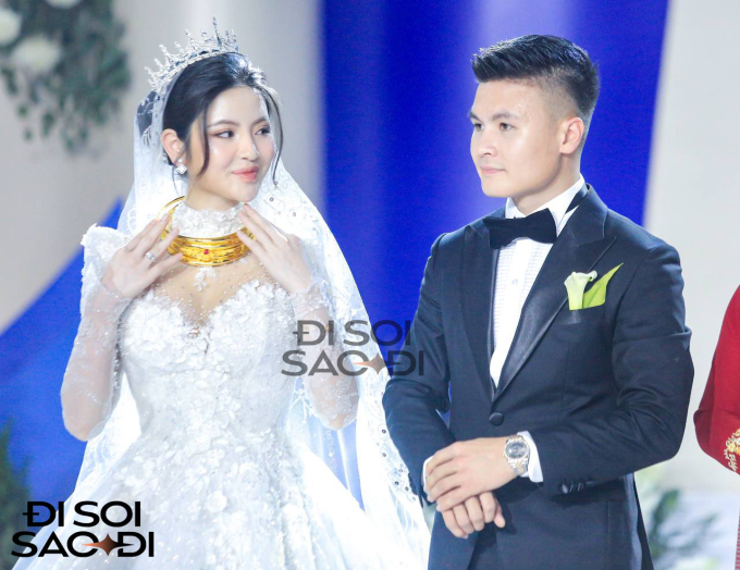 Mẹ Quang Hải trao 3 chiếc kiềng vàng cho Chu Thanh Huyền trong ngày cưới, hạnh phúc ôm chầm lấy con dâu- Ảnh 7.