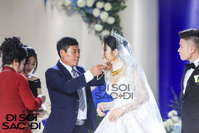 Mẹ Quang Hải trao 3 chiếc kiềng vàng cho Chu Thanh Huyền trong ngày cưới, hạnh phúc ôm chầm lấy con dâu- Ảnh 6.