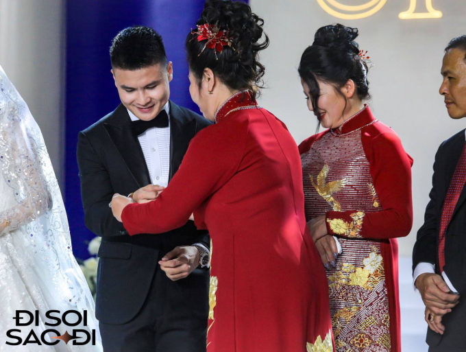 Mẹ Quang Hải trao 3 chiếc kiềng vàng cho Chu Thanh Huyền trong ngày cưới, hạnh phúc ôm chầm lấy con dâu- Ảnh 5.