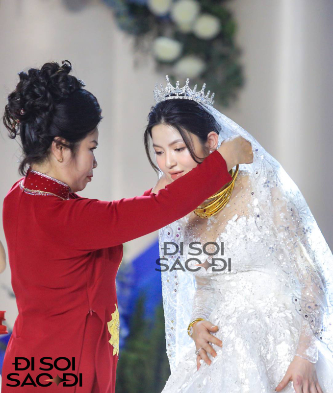 Mẹ Quang Hải trao 3 chiếc kiềng vàng cho Chu Thanh Huyền trong ngày cưới, hạnh phúc ôm chầm lấy con dâu- Ảnh 4.
