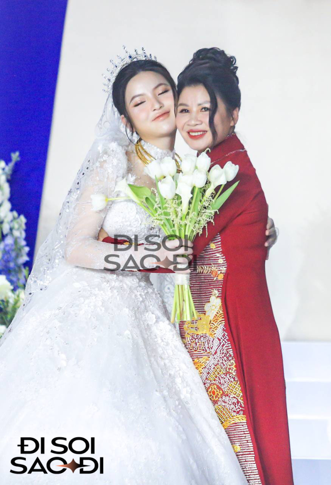 Mẹ Quang Hải trao 3 chiếc kiềng vàng cho Chu Thanh Huyền trong ngày cưới, hạnh phúc ôm chầm lấy con dâu- Ảnh 3.