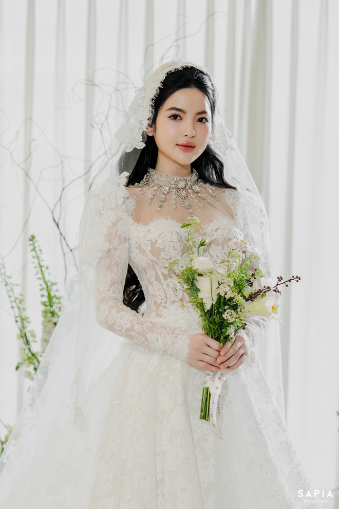 Cận cảnh váy cưới 150 triệu của Chu Thanh Huyền, phiên bản chính thức có gì khác với thiết kế gốc?- Ảnh 5.