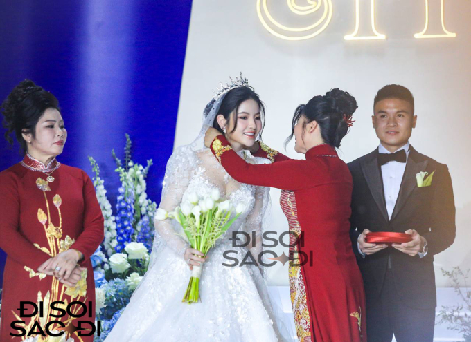 Mẹ Quang Hải trao 3 chiếc kiềng vàng cho Chu Thanh Huyền trong ngày cưới, hạnh phúc ôm chầm lấy con dâu- Ảnh 1.
