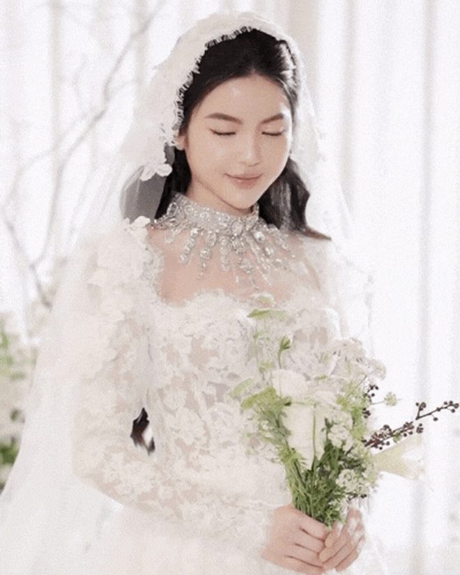 Cận cảnh váy cưới 150 triệu của Chu Thanh Huyền, phiên bản chính thức có gì khác với thiết kế gốc?- Ảnh 3.