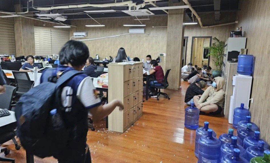 Cảnh sát Philippines đột kích một trong các trung tâm lừa đảo trực tuyến ở TP Las Pinas vào tháng 6-2023 Ảnh: AP