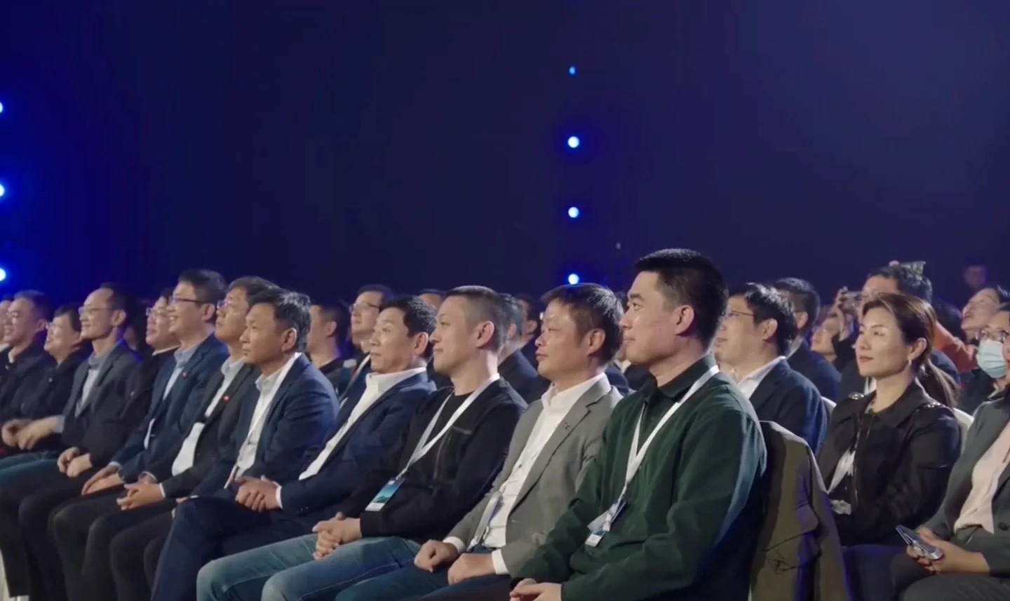 Tổ chức sự kiện ra mắt xe điện, Xiaomi không ngại mời cả CEO các hãng xe khác đến dự: 2 CEO còn vui vẻ đổi xe cho nhau- Ảnh 1.