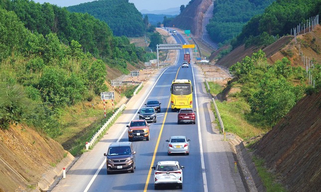 Thủ tướng yêu cầu sớm nâng cấp đường bộ cao tốc 2 làn xe- Ảnh 1.