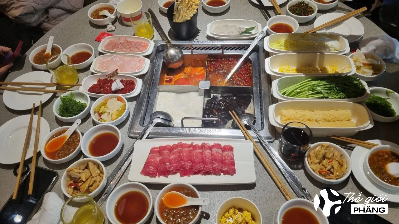 Nhiều điều trong chuỗi nhà hàng Hailidao quê nhà Trung Quốc còn không bằng ở Việt Nam nhưng giá cả mới là điều gây bất ngờ lớn- Ảnh 1. Nhiều điều trong chuỗi nhà hàng Hailidao quê nhà Trung Quốc còn không bằng ở Việt Nam nhưng giá cả mới là điều gây bất ngờ lớn- Ảnh 1.