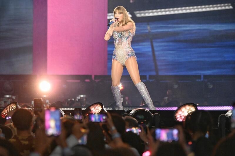 Khán giả bỏ 172 triệu đồng xem Taylor Swift: 'Hết tiền có thể kiếm lại, cơ hội gặp thần tượng thì chưa chắc'- Ảnh 1. Khán giả bỏ 172 triệu đồng xem Taylor Swift: 'Hết tiền có thể kiếm lại, cơ hội gặp thần tượng thì chưa chắc'- Ảnh 1.