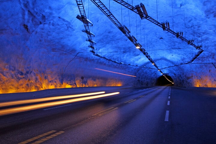 Có một hầm đường bộ dài nhất thế giới ở Na Uy, sở hữu hệ thống ánh sáng mê hoặc- Ảnh 1.
