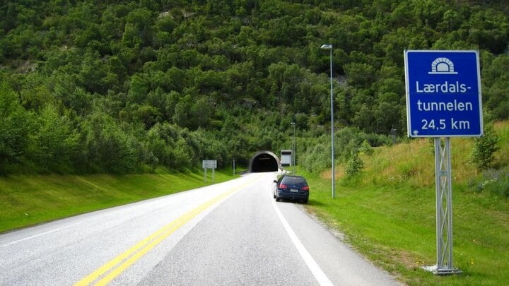 Có một hầm đường bộ dài nhất thế giới ở Na Uy, sở hữu hệ thống ánh sáng mê hoặc- Ảnh 2.