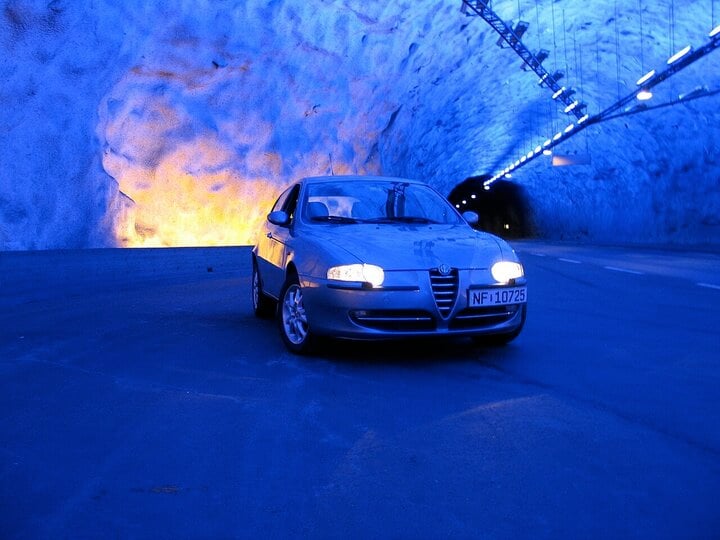 Có một hầm đường bộ dài nhất thế giới ở Na Uy, sở hữu hệ thống ánh sáng mê hoặc- Ảnh 3.