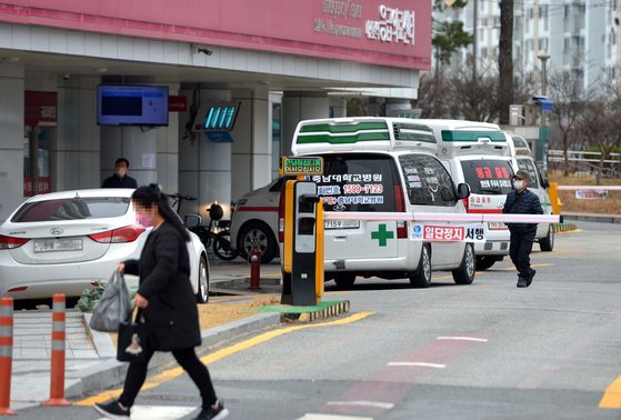 13 ngày khủng hoảng y tế tại Hàn Quốc: Bệnh nhân cấp cứu không ai tiếp nhận, người ở lại kiệt sức đến cùng cực- Ảnh 2.