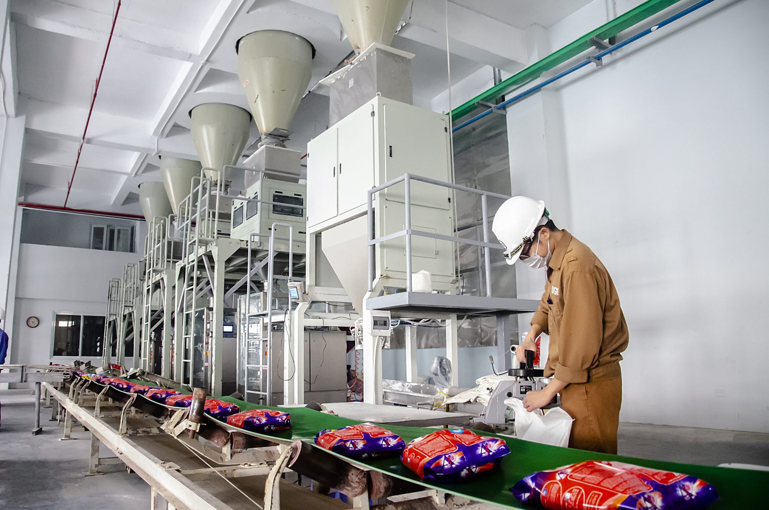 Hóa chất Đức Giang (DGC) lên kế hoạch lợi nhuận 2024 giảm, muốn sáp nhập PAT vào tập đoàn - Ảnh 1. Hóa chất Đức Giang (DGC) lên kế hoạch lợi nhuận 2024 giảm, muốn sáp nhập PAT vào tập đoàn - Ảnh 1.