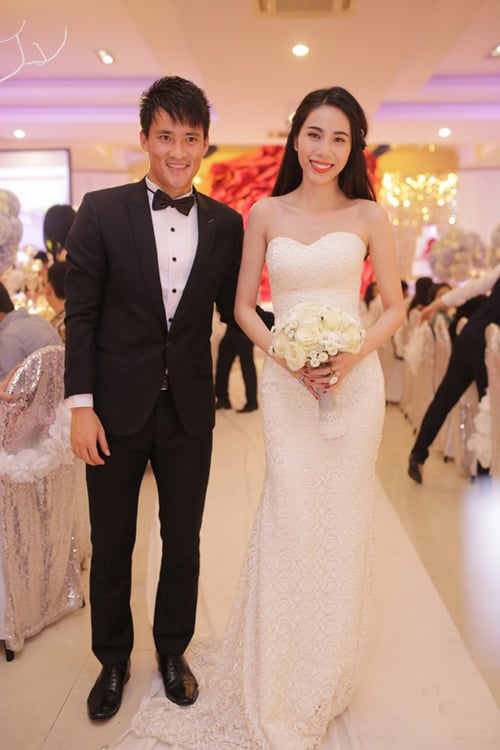 Showbiz Việt có hôn lễ khủng của sao nữ và cầu thủ: Dàn xe đón dâu 20 tỷ, số tiền mừng cưới gây choáng- Ảnh 11.
