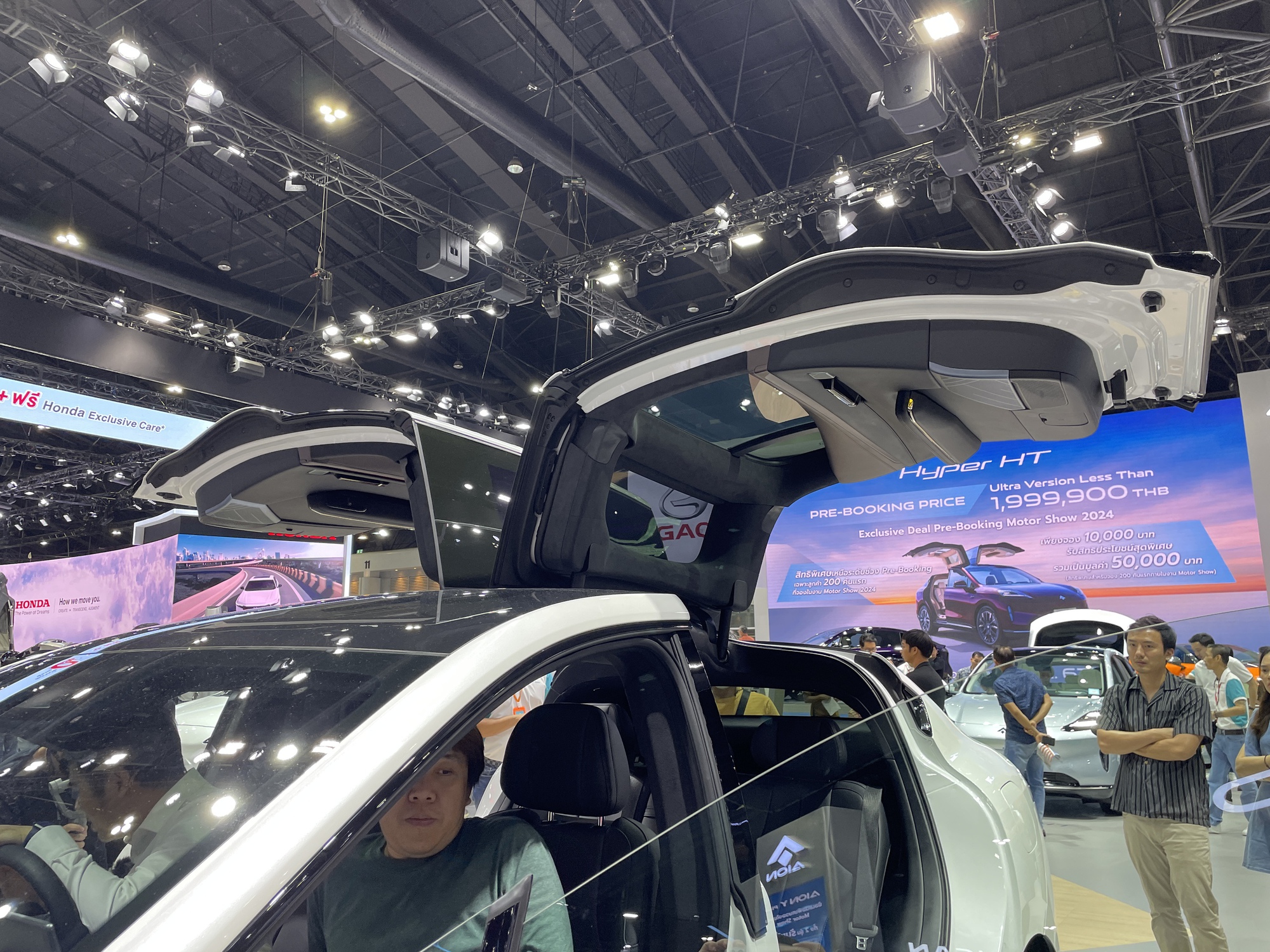 Tới BIMS 2024 thấy rõ xe Trung Quốc nhái thế nào: Đề nổ như Mercedes, tay nắm cửa Lamborghini, cửa Tesla và nhiều thứ không thể ngờ tới- Ảnh 4.
