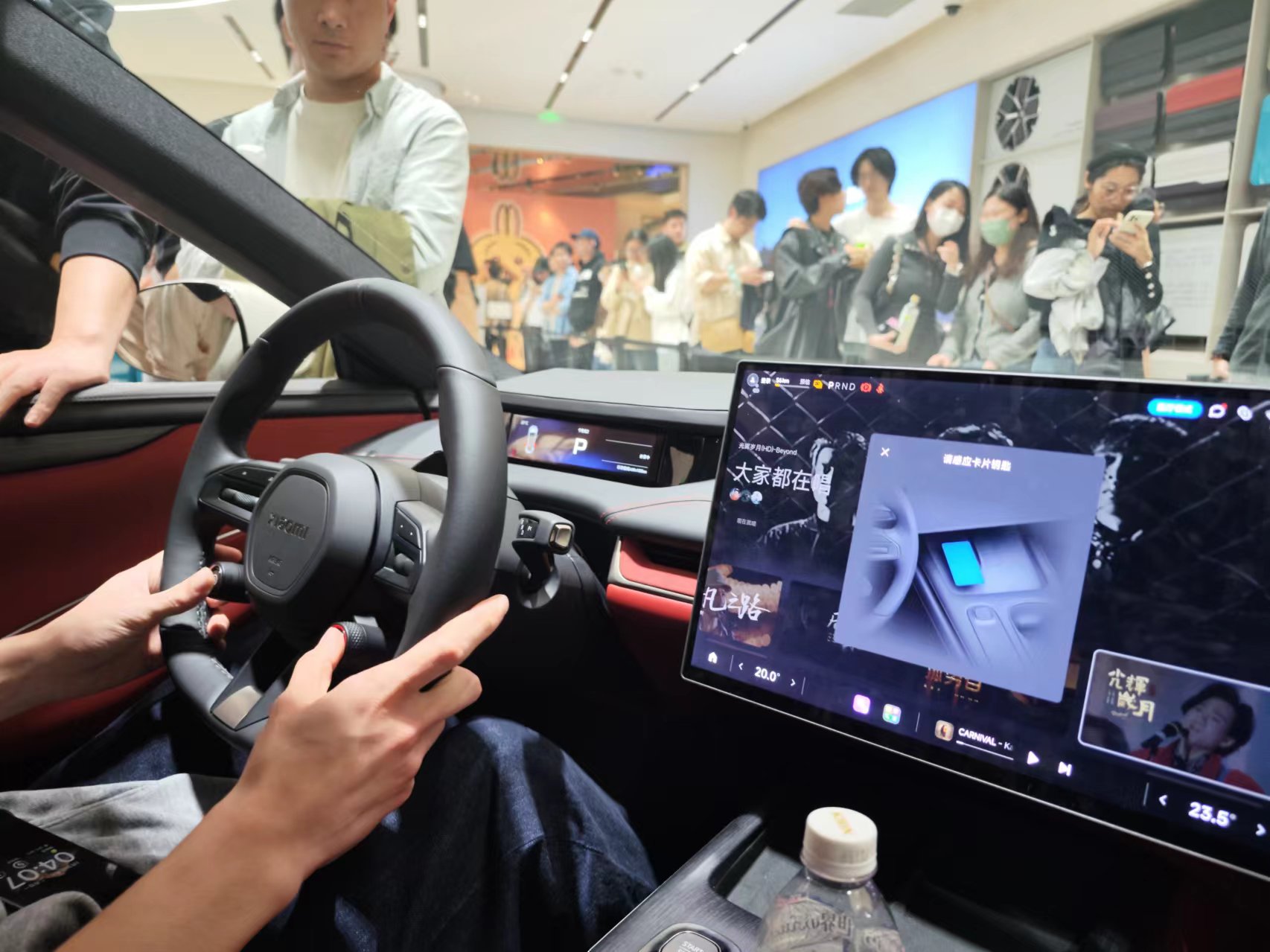 Người Trung Quốc hào hứng với xe điện Xiaomi, xếp hàng tới 3h sáng để được lái thử- Ảnh 2.