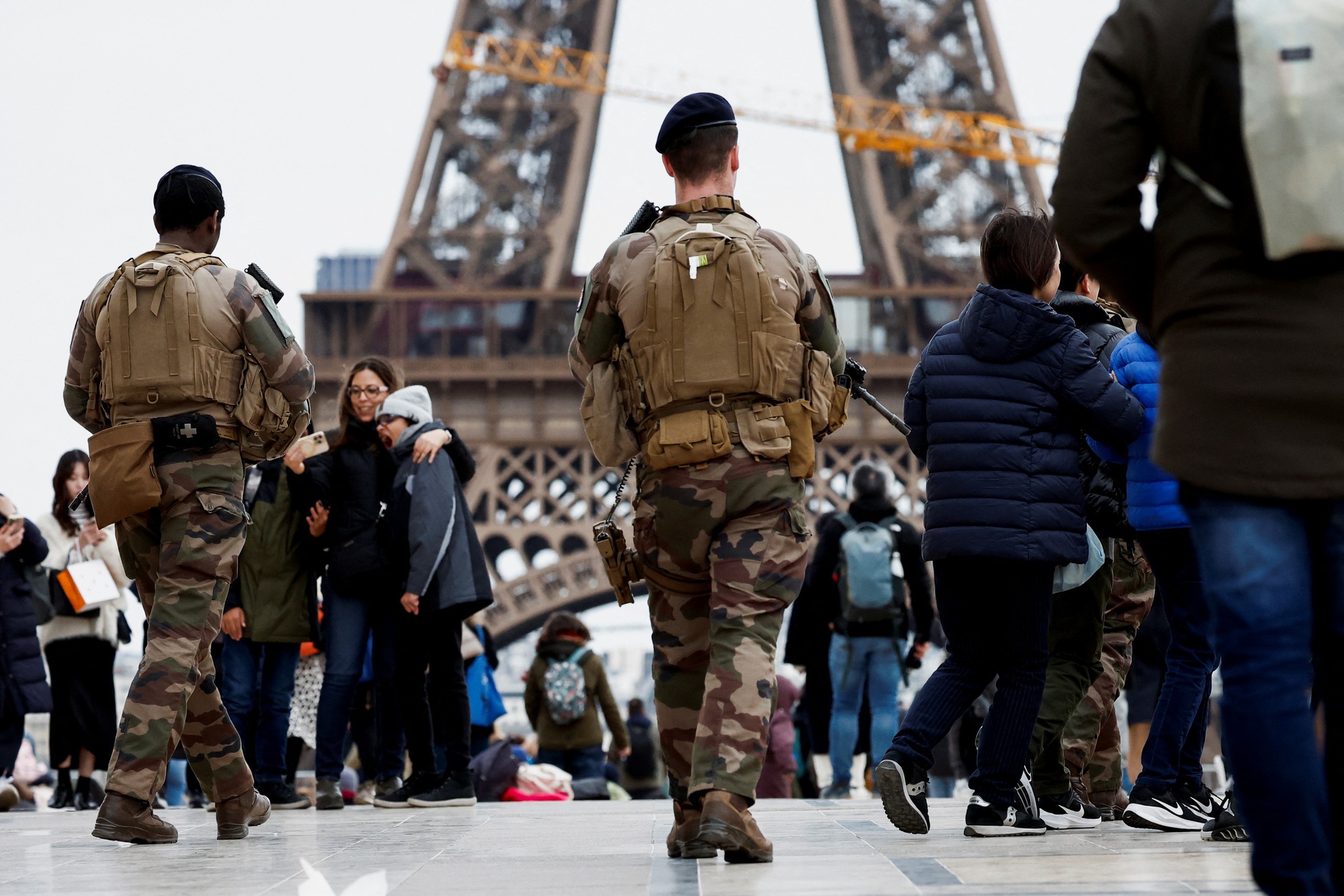Binh sĩ tuần tra ở thủ đô Paris hôm 25-3 sau khi Pháp nâng cảnh báo khủng bố lên mức cao nhất Ảnh: REUTERS