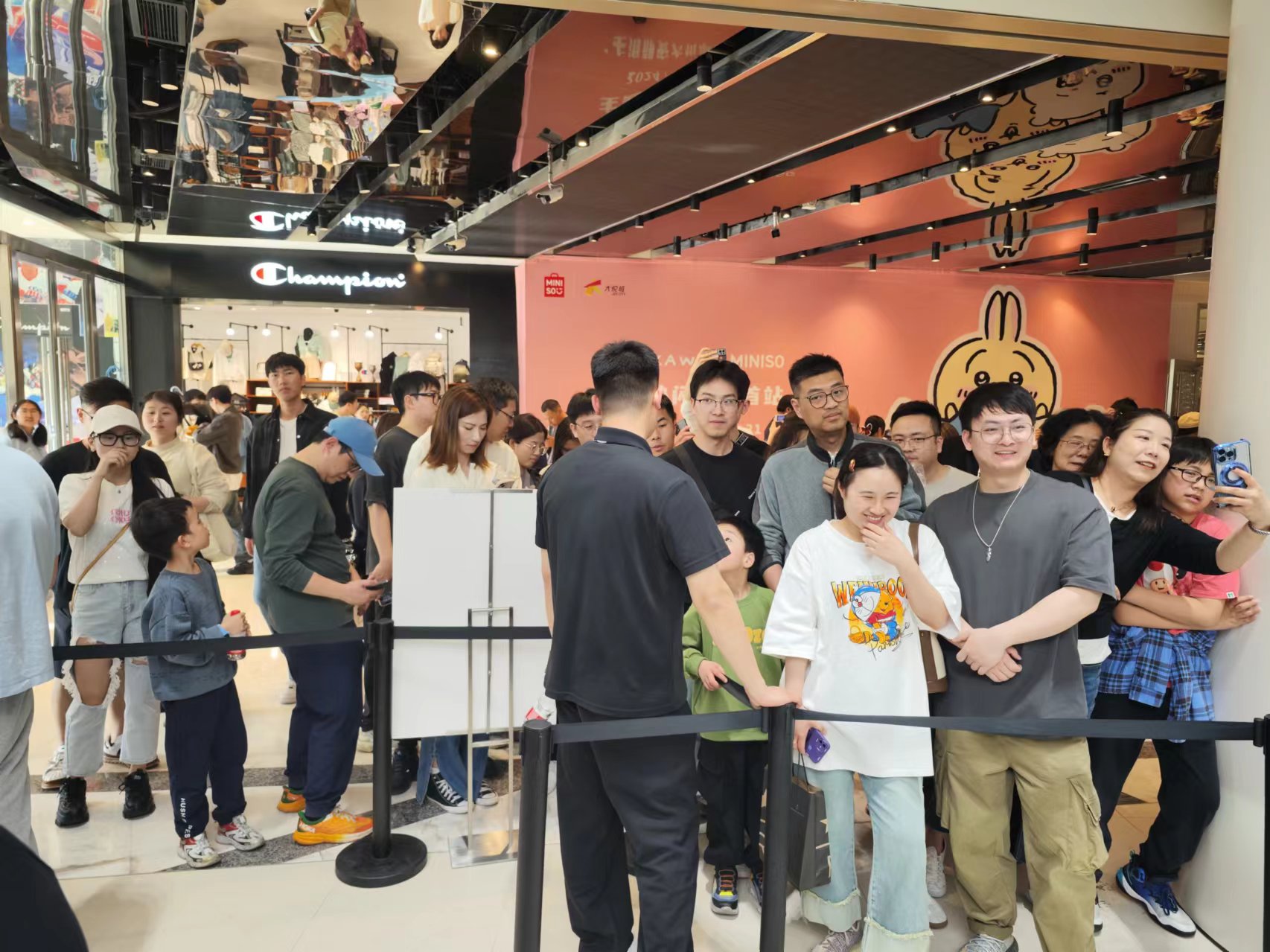Người Trung Quốc hào hứng với xe điện Xiaomi, xếp hàng tới 3h sáng để được lái thử- Ảnh 5.