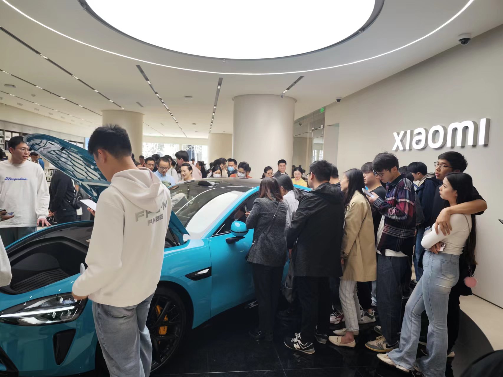 Người Trung Quốc hào hứng với xe điện Xiaomi, xếp hàng tới 3h sáng để được lái thử- Ảnh 4.