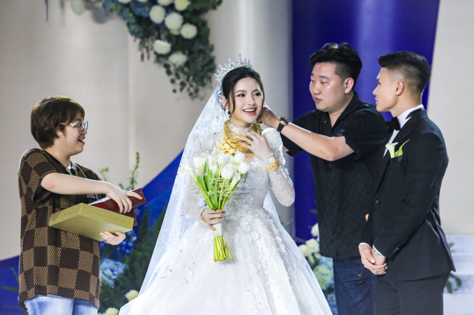 Không phải ruột thịt Chu Thanh Huyền và Quang Hải vẫn được vợ chồng này trao sương sương 6 cây vàng trị giá nửa tỉ đồng ngày cưới- Ảnh 2.