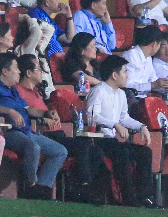Hoa hậu Đỗ Mỹ Linh và chồng chủ tịch CLB Hà Nội ăn mừng hụt, nàng hậu biểu cảm cực dễ thương khi hiếm hoi xuất hiện ở SVĐ- Ảnh 5.