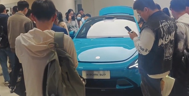 Người Trung Quốc hào hứng với xe điện Xiaomi, xếp hàng tới 3h sáng để được lái thử- Ảnh 3.
