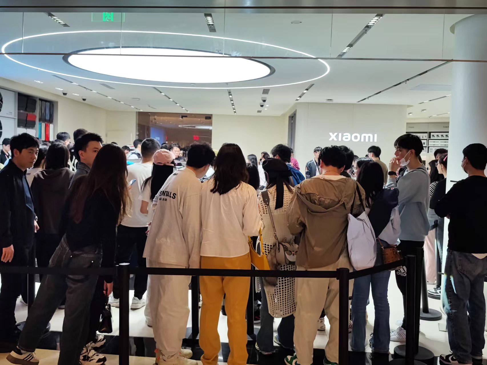 Người Trung Quốc hào hứng với xe điện Xiaomi, xếp hàng tới 3h sáng để được lái thử- Ảnh 6.