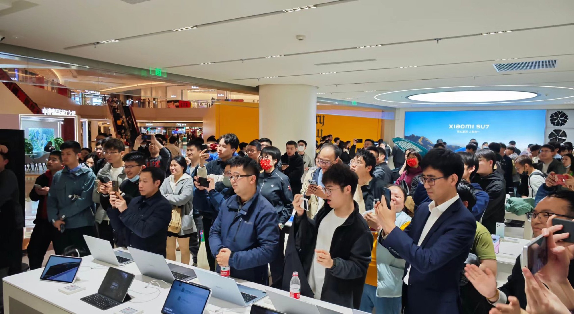 Người Trung Quốc hào hứng với xe điện Xiaomi, xếp hàng tới 3h sáng để được lái thử- Ảnh 1.