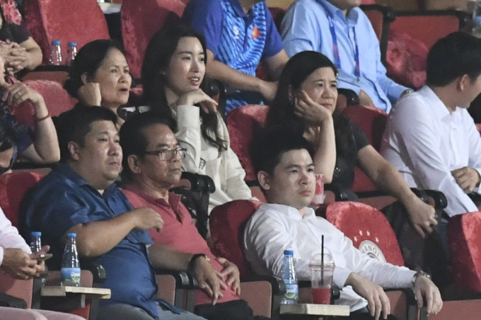 Hoa hậu Đỗ Mỹ Linh và chồng chủ tịch CLB Hà Nội ăn mừng hụt, nàng hậu biểu cảm cực dễ thương khi hiếm hoi xuất hiện ở SVĐ- Ảnh 1.