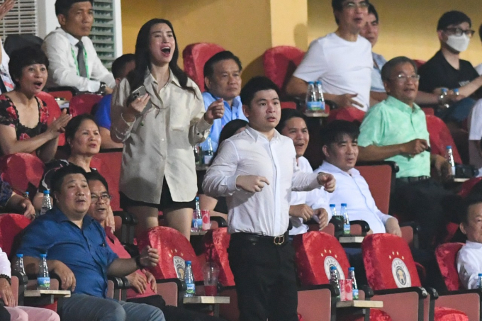 Hoa hậu Đỗ Mỹ Linh và chồng chủ tịch CLB Hà Nội ăn mừng hụt, nàng hậu biểu cảm cực dễ thương khi hiếm hoi xuất hiện ở SVĐ- Ảnh 2.