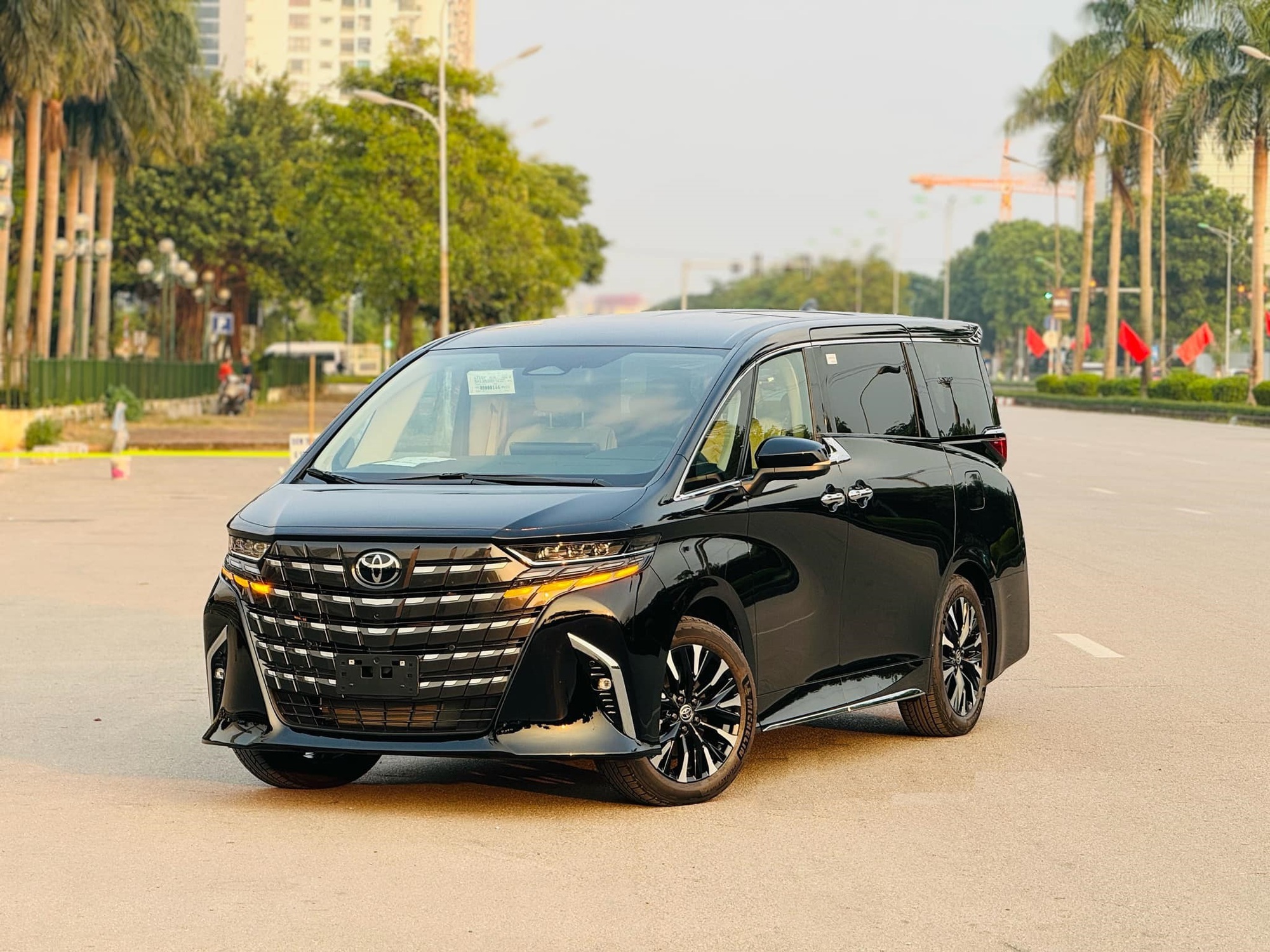 Toyota Alphard thêm bản tiêu chuẩn mới giá rẻ hơn kèm bản cao cấp rộng rãi như khoang hạng nhất- Ảnh 1.