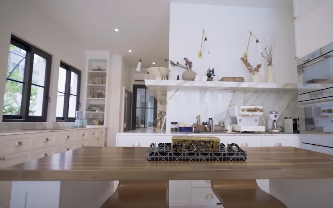 ''Bà hoàng Hermes'' tiếp tục ''đập hộp'' dinh thự rộng gần 750m2 ở Singapore: riêng phòng tắm và nhà bếp được ốp đá cẩm thạch quý hiếm- Ảnh 8.