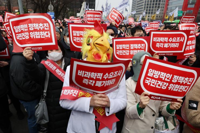 Khủng hoảng y tế Hàn Quốc: 30.000 bác sĩ và người thân xuống đường biểu tình, hơn 100 bệnh nhân phải 