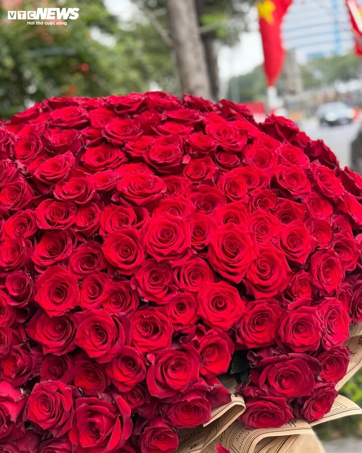 Đại gia Hà Nội mua bó hoa 26 triệu đồng làm quà 8/3 tặng vợ- Ảnh 1.
