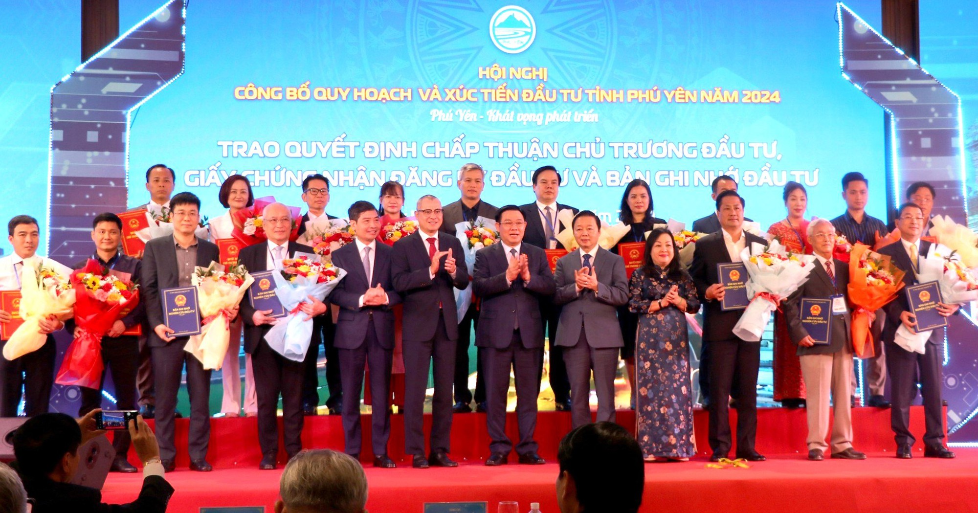 Phú Yên: Trao giấy chứng nhận đầu tư 14 dự án, tổng vốn gần 10.500 tỷ đồng- Ảnh 1.