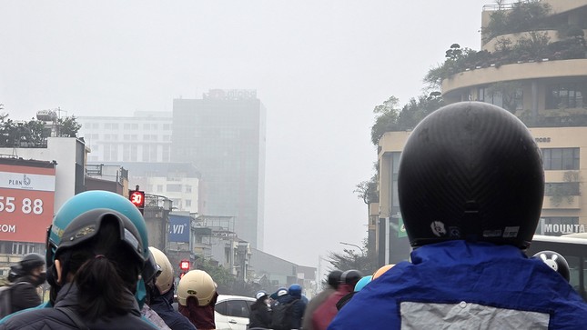 Trời mịt mù sương, Hà Nội lại đón không khí lạnh vào giữa tuần- Ảnh 11.